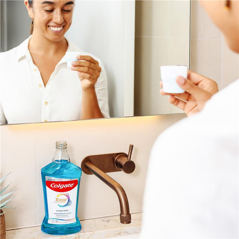 Load image into Gallery viewer, Colgate Mouthwash Total Clean Mint 500ml
