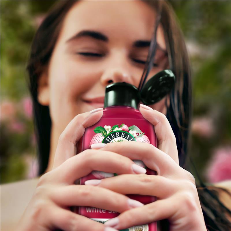 Load image into Gallery viewer, Herbal Essences Bio Renew White Strawberry &amp; Mint Conditioner 400ml
