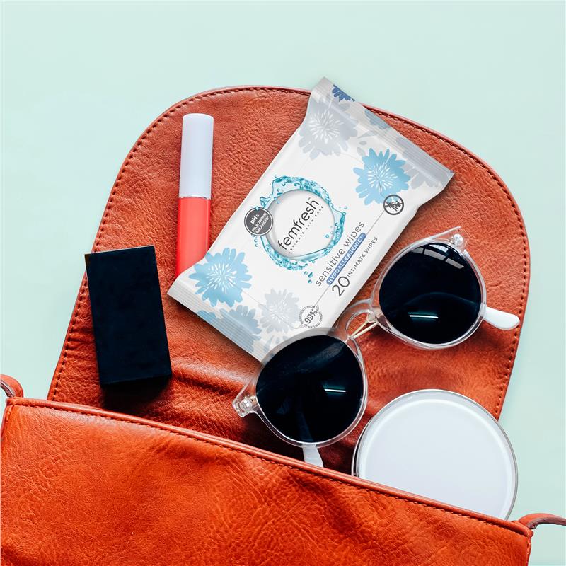 Load image into Gallery viewer, Femfresh Sensitive Wipes 20 Pack
