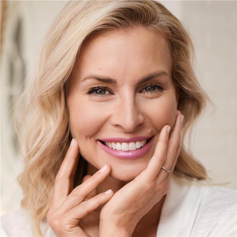 Load image into Gallery viewer, Covergirl Olay Simply Ageless 3in1 Liquid Foundation Classic Ivory
