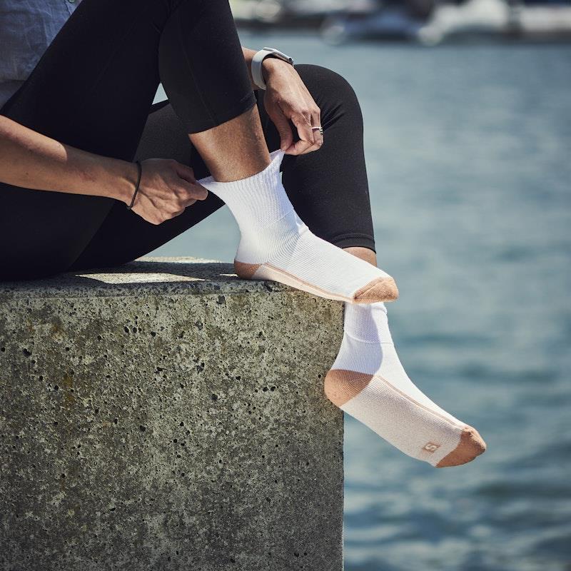 Load image into Gallery viewer, Glucology Copper Based Loose Top Classic Socks 2 Pairs White Medium
