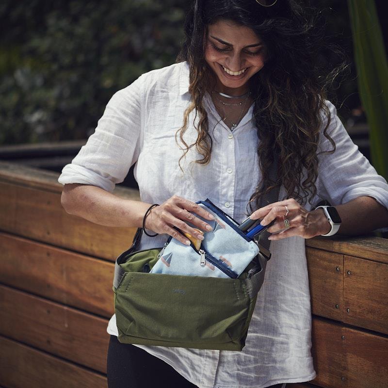 Load image into Gallery viewer, Glucology Insulin Cooler Bags 5 Pen Flowers

