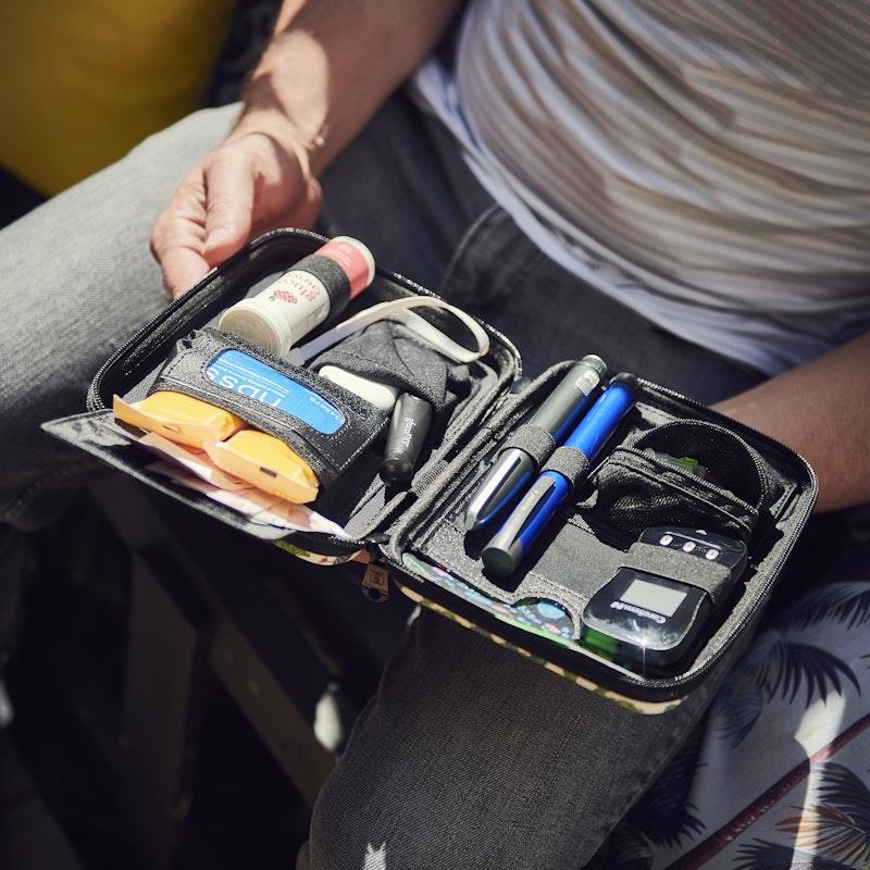 Load image into Gallery viewer, Glucology Travel Classic Case for Blood Glucose Monitors and Insulin Pens Red
