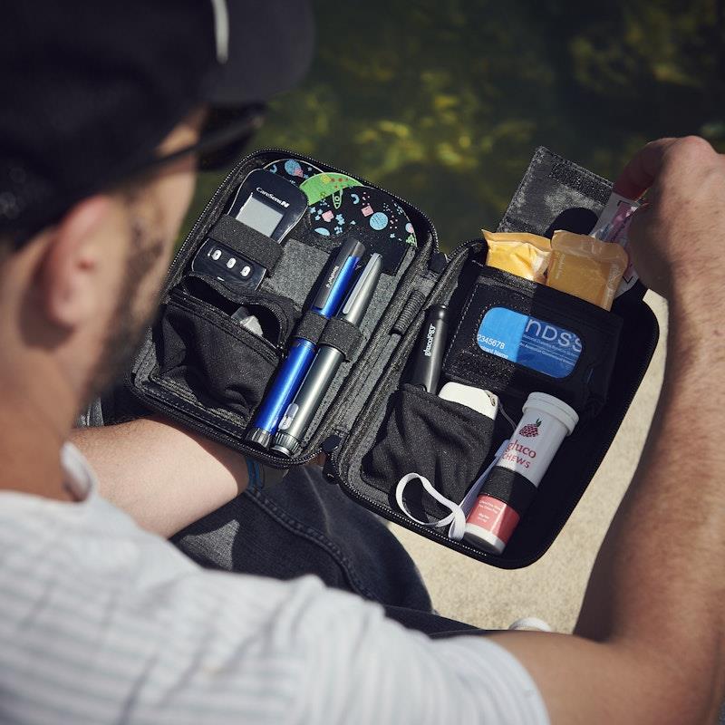 Load image into Gallery viewer, Glucology Travel Classic Case for Blood Glucose Monitors and Insulin Pens Pink
