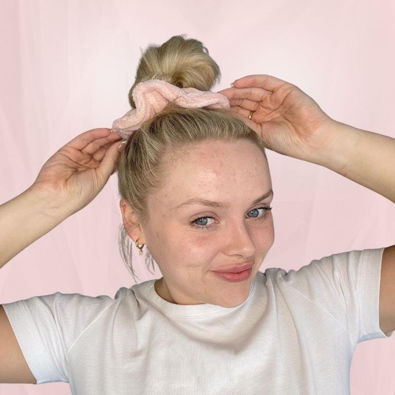 Load image into Gallery viewer, GlowDry Self Tan Routine Scrunchie 1pc
