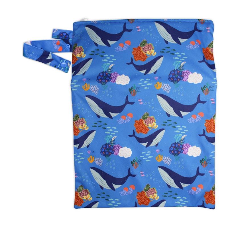 Load image into Gallery viewer, tyoub x Suki McMaster Big Wet Bag – Whales One Size
