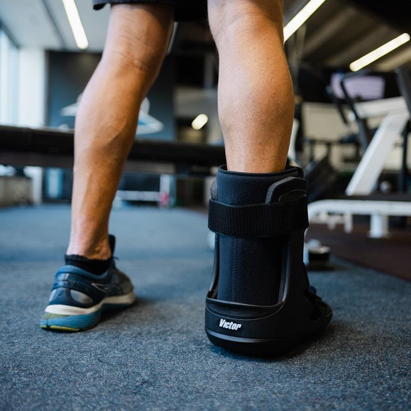 Load image into Gallery viewer, Victor Moonboot 1.0 Ankle Small

