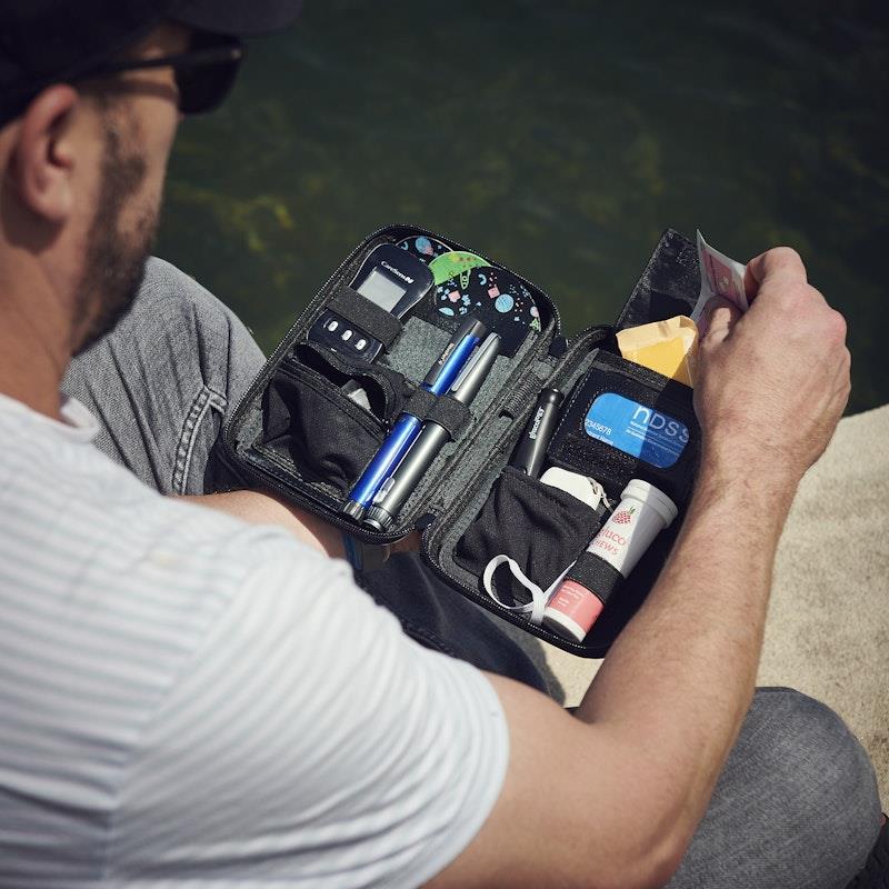 Load image into Gallery viewer, Glucology Travel Classic Case for Blood Glucose Monitors and Insulin Pens Blue
