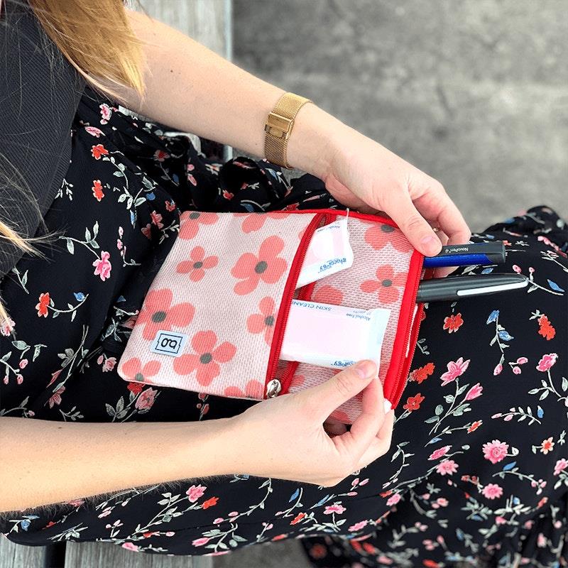 Load image into Gallery viewer, Glucology Insulin Cooler Bags 5 Pen Flowers
