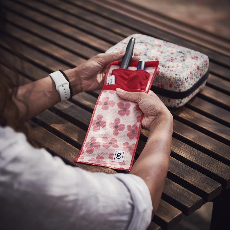 Load image into Gallery viewer, Glucology Insulin Cooling Bundle (Pen Pouch/ 1x 10 Glucochews - Raspberry/ Temperature Sensor) 2 Pen Pouch - Floral
