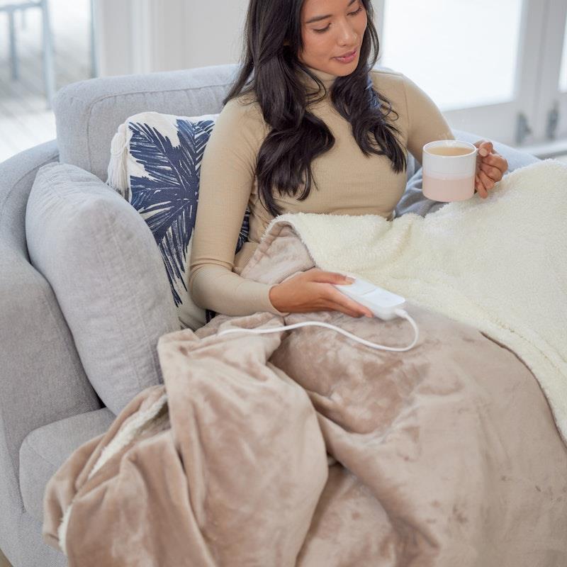 Load image into Gallery viewer, Homedics Heated Throw Blanket Cream
