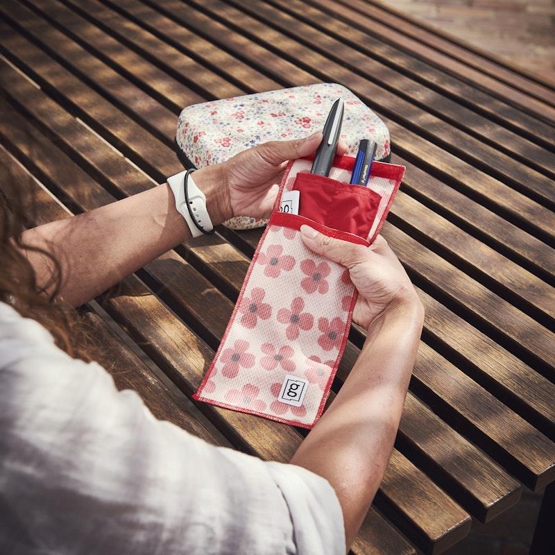 Load image into Gallery viewer, Glucology Insulin Cooling Bundle (Pen Pouch/ 1x 10 Glucochews - Raspberry/ Temperature Sensor) 2 Pen Pouch - Floral
