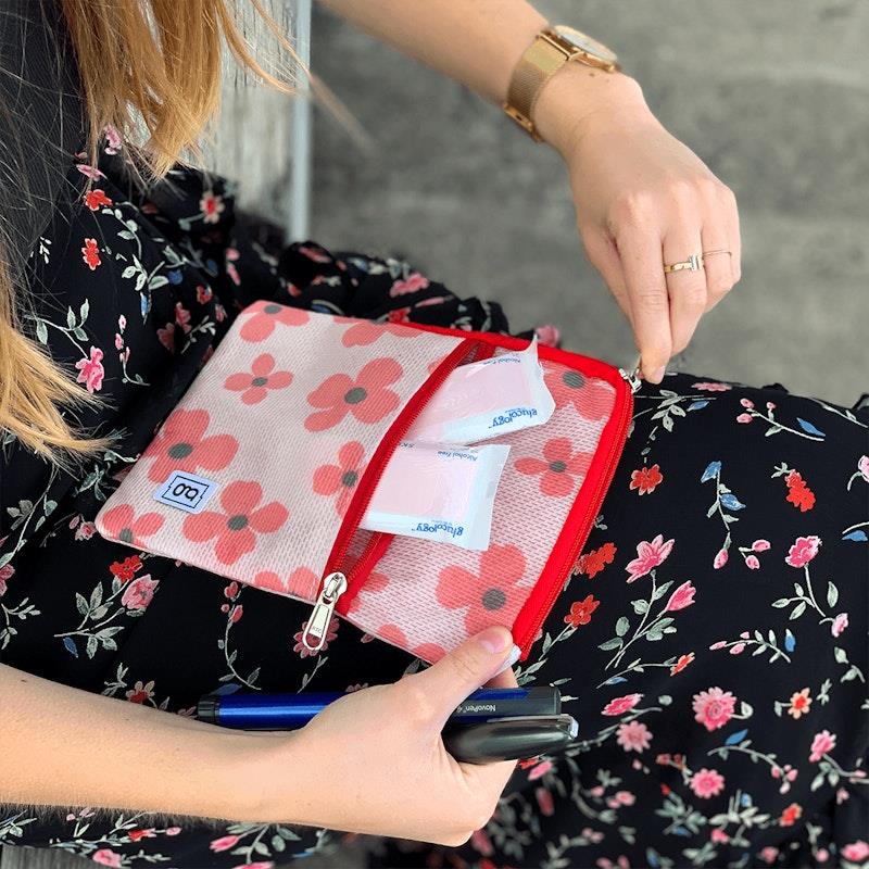 Load image into Gallery viewer, Glucology Insulin Cooler Bags 5 Pen Flowers
