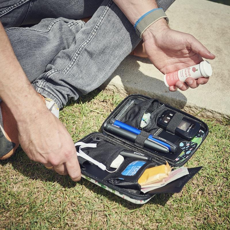 Load image into Gallery viewer, Glucology Travel Bundle Case - Classic, Blue/ 2 Pen Pouch - Blue/ 3 Sharps
