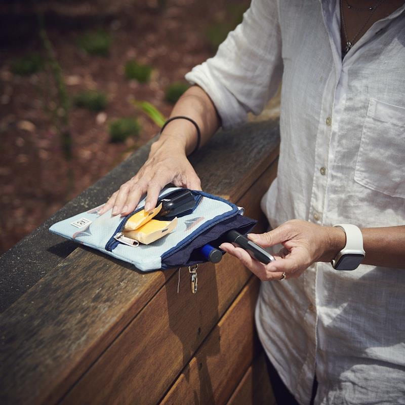 Load image into Gallery viewer, Glucology Insulin Cooler Bags 5 Pen Flowers
