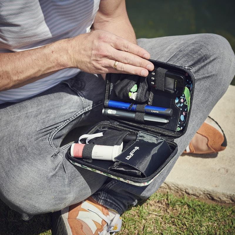 Load image into Gallery viewer, Glucology Travel Bundle Case - Classic, Black/ 2 Pen Pouch - Black/ 3 Sharps

