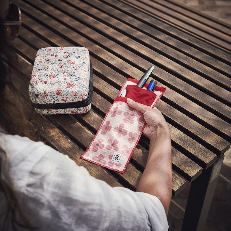 Load image into Gallery viewer, Glucology Insulin Cooling Bundle (Pen Pouch/ 1x 10 Glucochews - Raspberry/ Temperature Sensor) 2 Pen Pouch - Floral
