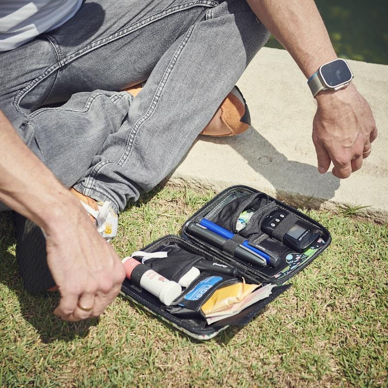 Load image into Gallery viewer, Glucology Travel Bundle Case - Classic, Black/ 2 Pen Pouch - Black/ 3 Sharps
